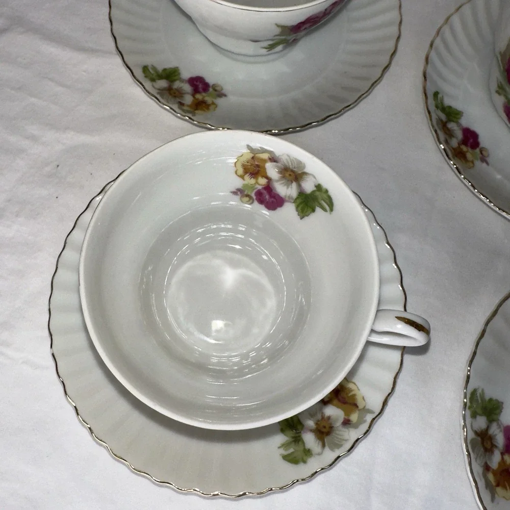 Made in Japan Tea Cup and Saucer Set Vintage Floral Gold‎ Trim White 4 Sets